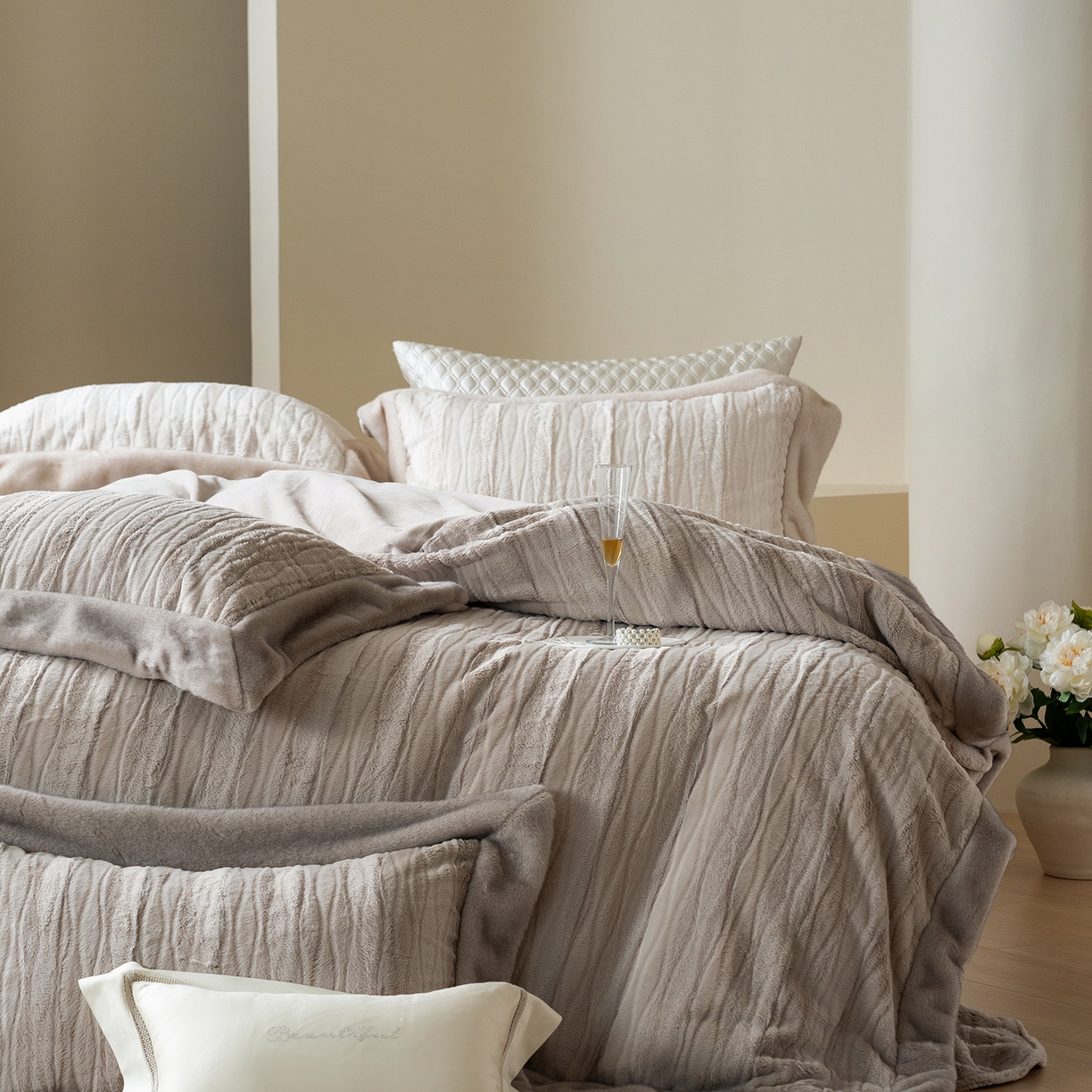 91家纺网 家纺一手货源 找家纺 佳汐蓝家纺 2025新款压花牛奶绒四件套-璀璨人生 控价：券后不低于438 璀璨人生-咖色