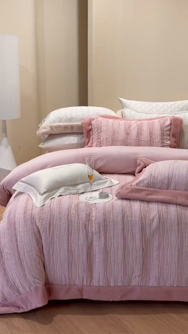 91家纺网 家纺一手货源 找家纺 （总）佳汐蓝家纺 2025新款压花牛奶绒四件套-璀璨人生 控价：券后不低于438