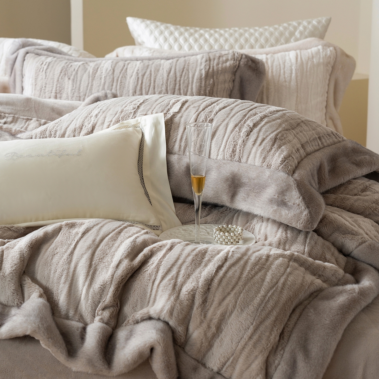 91家纺网 家纺一手货源 找家纺 佳汐蓝家纺 2025新款压花牛奶绒四件套-璀璨人生 控价：券后不低于438 璀璨人生-咖色