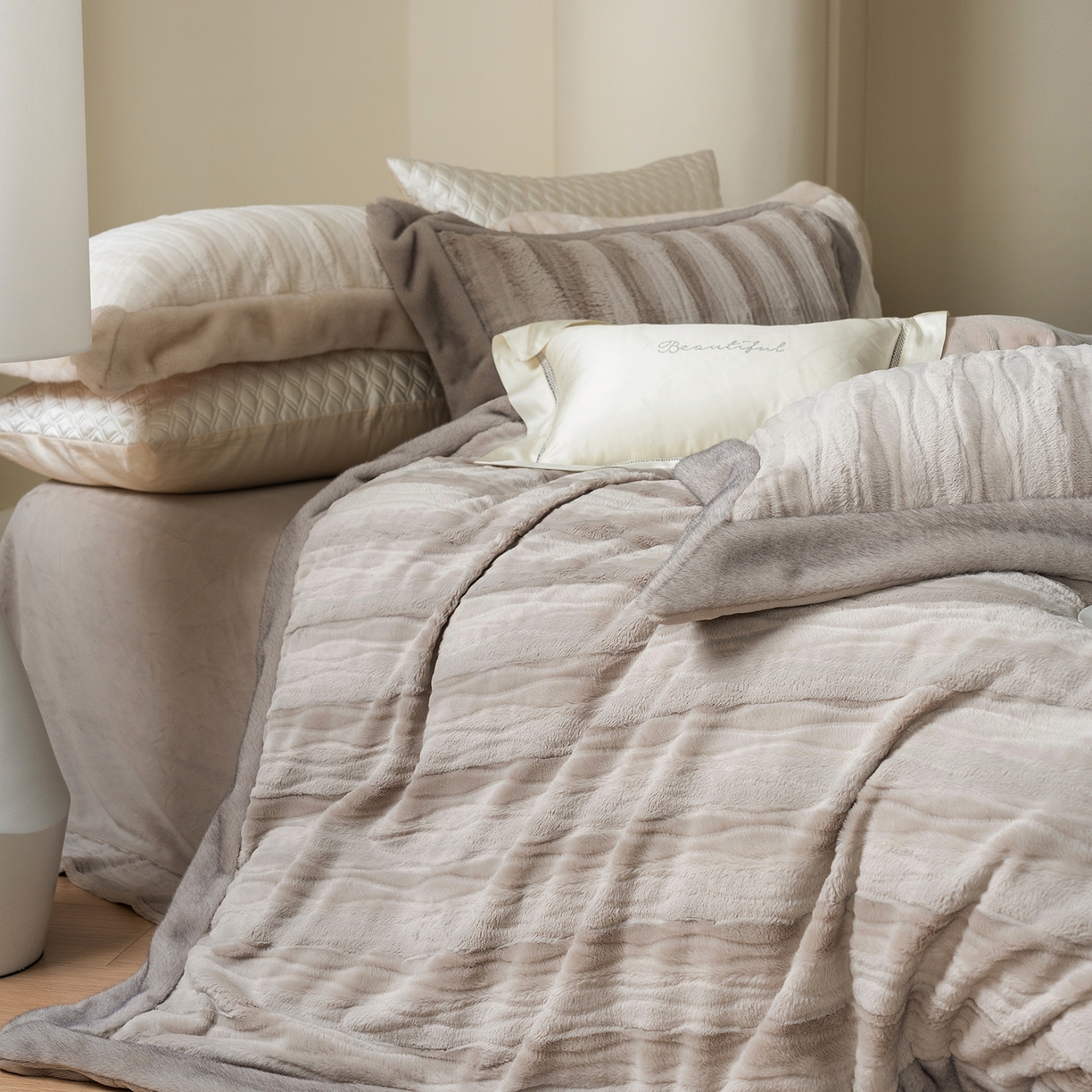 91家纺网 家纺一手货源 找家纺 佳汐蓝家纺 2025新款压花牛奶绒四件套-璀璨人生 控价：券后不低于438 璀璨人生-咖色