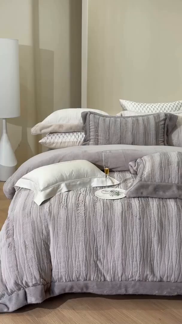 91家纺网 家纺一手货源 找家纺 佳汐蓝家纺 2025新款压花牛奶绒四件套-璀璨人生 控价：券后不低于438 璀璨人生-咖色