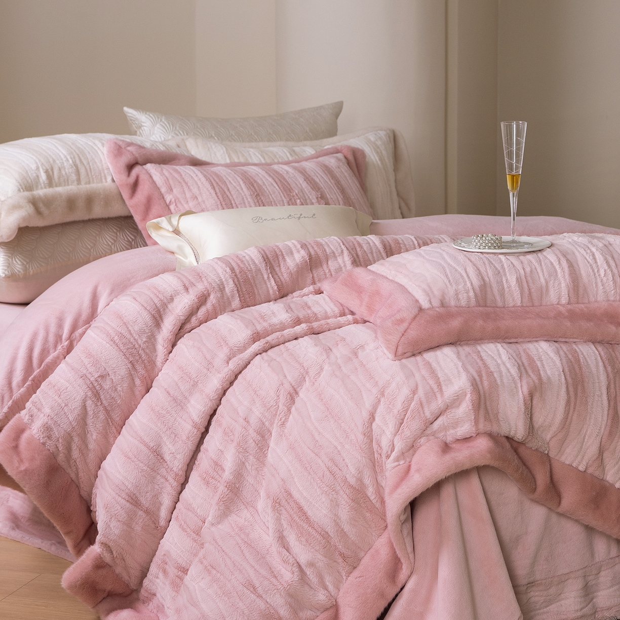 91家纺网 家纺一手货源 找家纺 佳汐蓝家纺 2025新款压花牛奶绒四件套-璀璨人生 控价：券后不低于438 璀璨人生-粉色