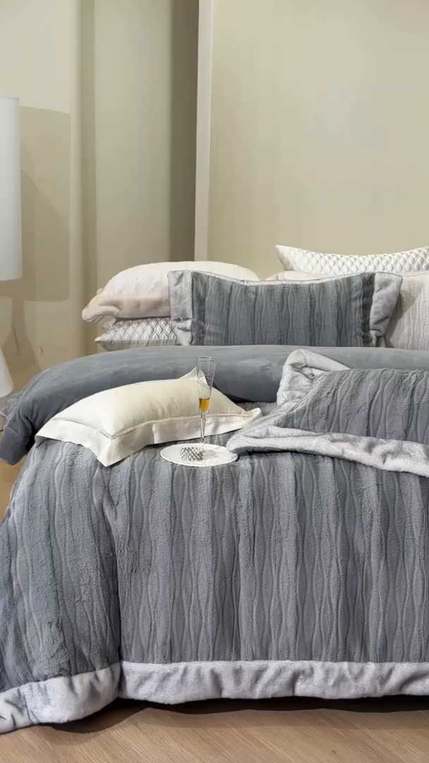 91家纺网 家纺一手货源 找家纺 佳汐蓝家纺 2025新款压花牛奶绒四件套-璀璨人生 控价：券后不低于438 璀璨人生-蓝灰色