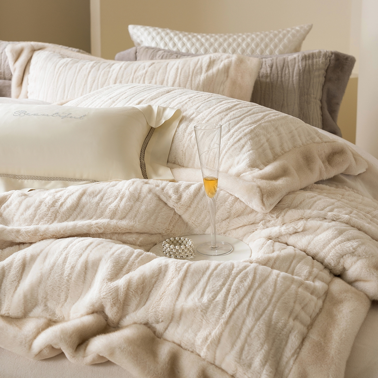 91家纺网 家纺一手货源 找家纺 佳汐蓝家纺 2025新款压花牛奶绒四件套-璀璨人生 控价：券后不低于438 璀璨人生-米白色