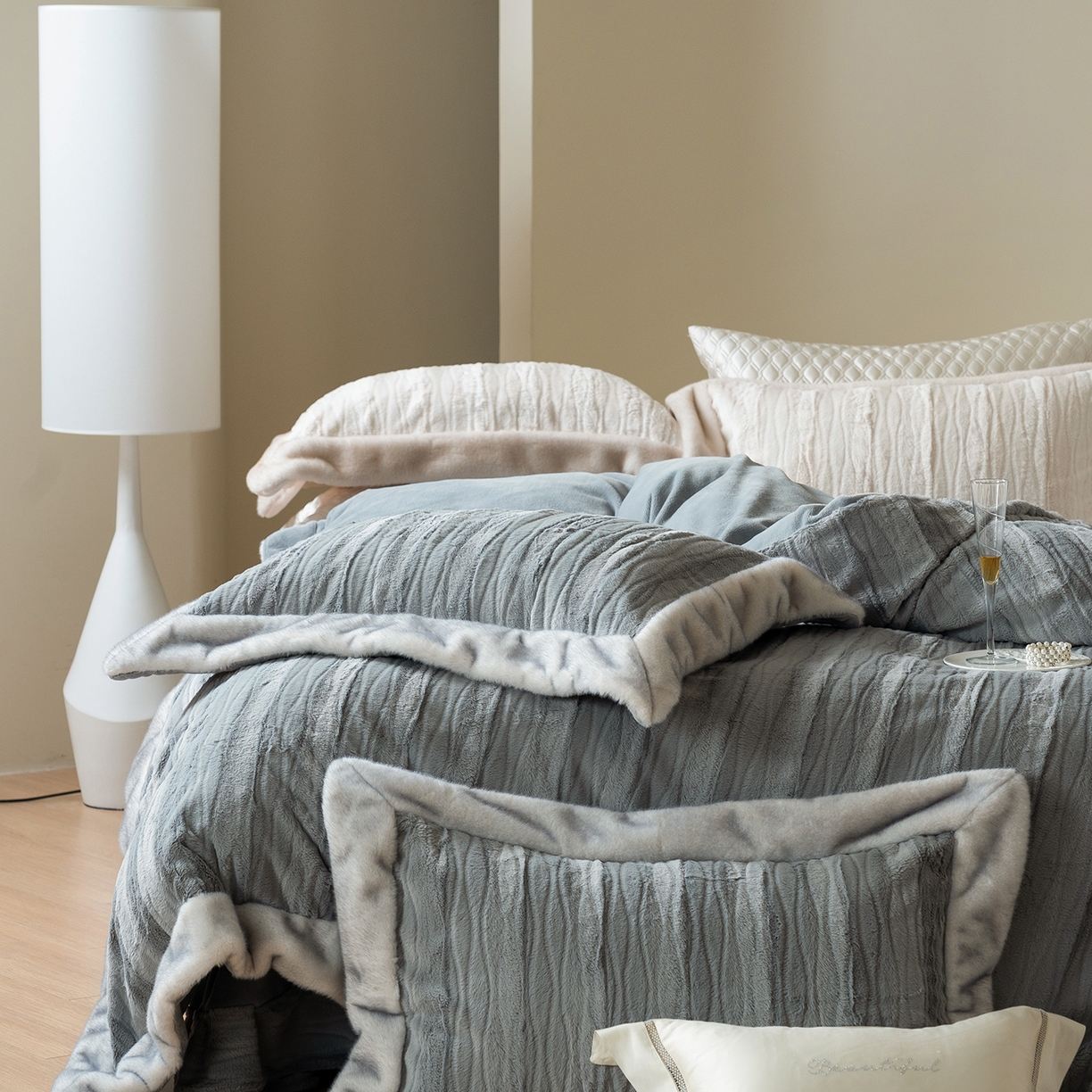 91家纺网 家纺一手货源 找家纺 佳汐蓝家纺 2025新款压花牛奶绒四件套-璀璨人生 控价：券后不低于438 璀璨人生-蓝灰色