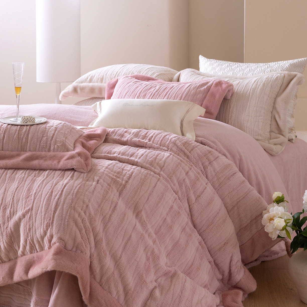 91家纺网 家纺一手货源 找家纺 佳汐蓝家纺 2025新款压花牛奶绒四件套-璀璨人生 控价：券后不低于438 璀璨人生-粉色