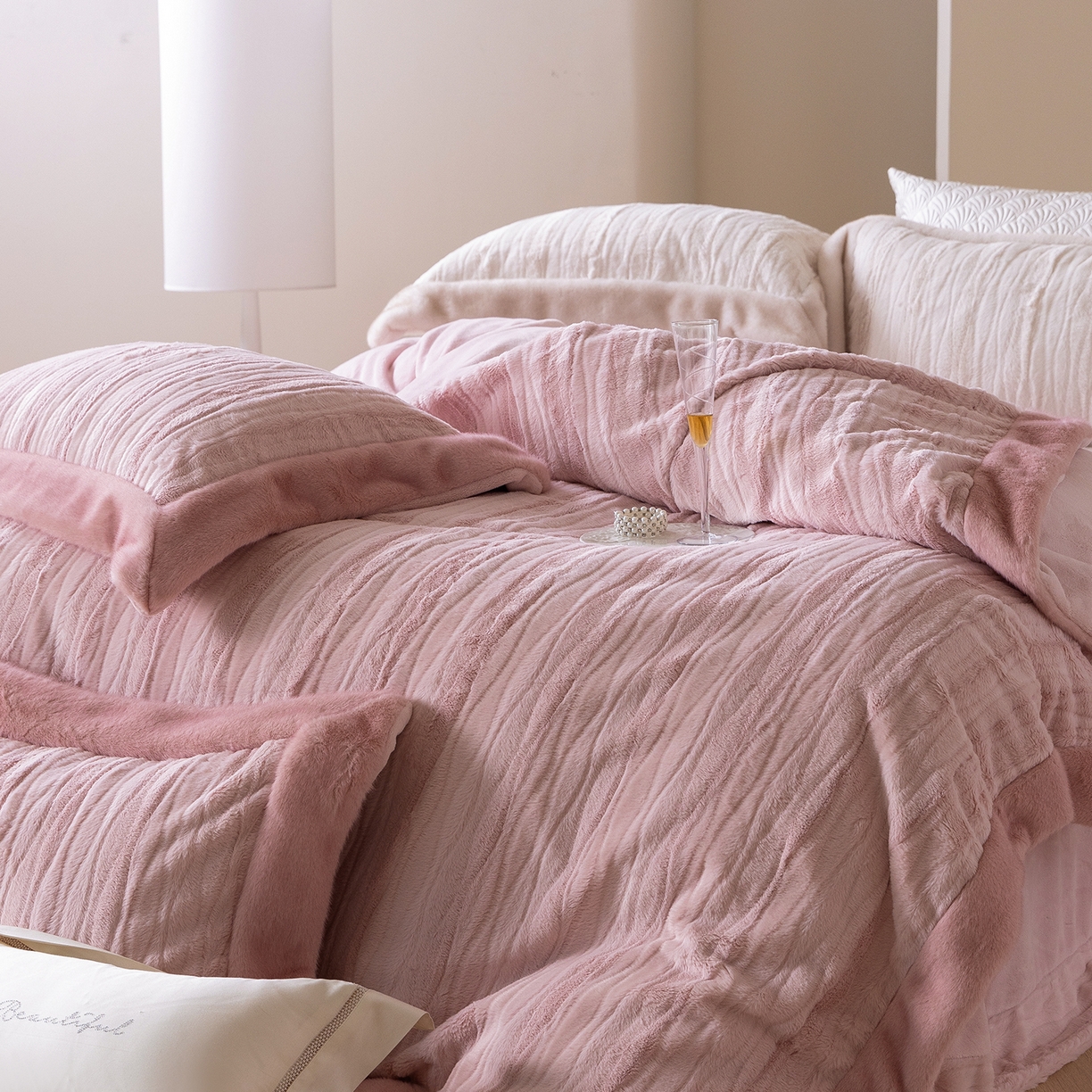 91家纺网 家纺一手货源 找家纺 （总）佳汐蓝家纺 2025新款压花牛奶绒四件套-璀璨人生 控价：券后不低于438