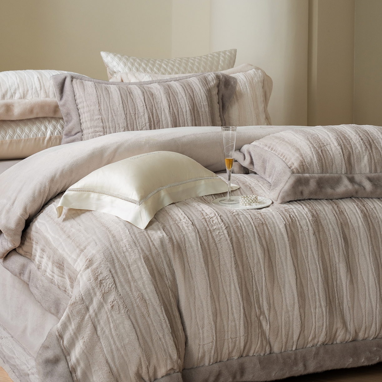 91家纺网 家纺一手货源 找家纺 佳汐蓝家纺 2025新款压花牛奶绒四件套-璀璨人生 控价：券后不低于438 璀璨人生-咖色