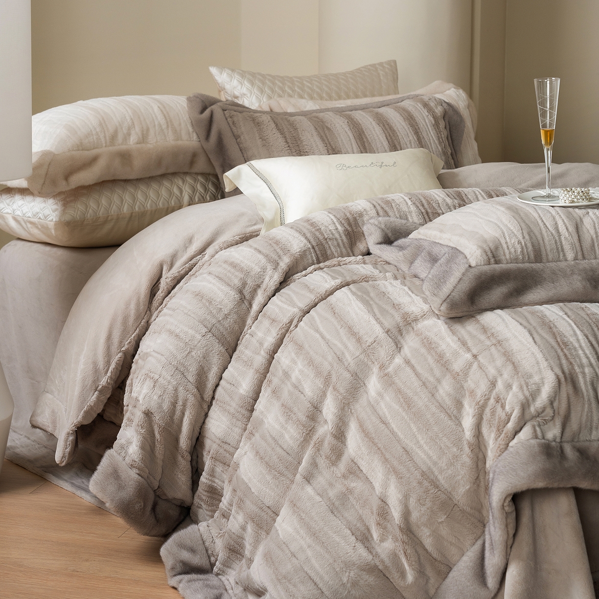 91家纺网 家纺一手货源 找家纺 佳汐蓝家纺 2025新款压花牛奶绒四件套-璀璨人生 控价：券后不低于438 璀璨人生-咖色