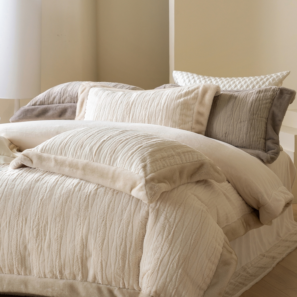 91家纺网 家纺一手货源 找家纺 佳汐蓝家纺 2025新款压花牛奶绒四件套-璀璨人生 控价：券后不低于438 璀璨人生-米白色