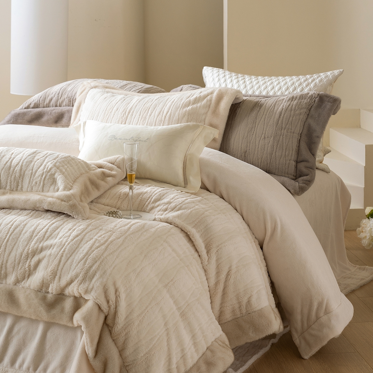 91家纺网 家纺一手货源 找家纺 佳汐蓝家纺 2025新款压花牛奶绒四件套-璀璨人生 控价：券后不低于438 璀璨人生-米白色