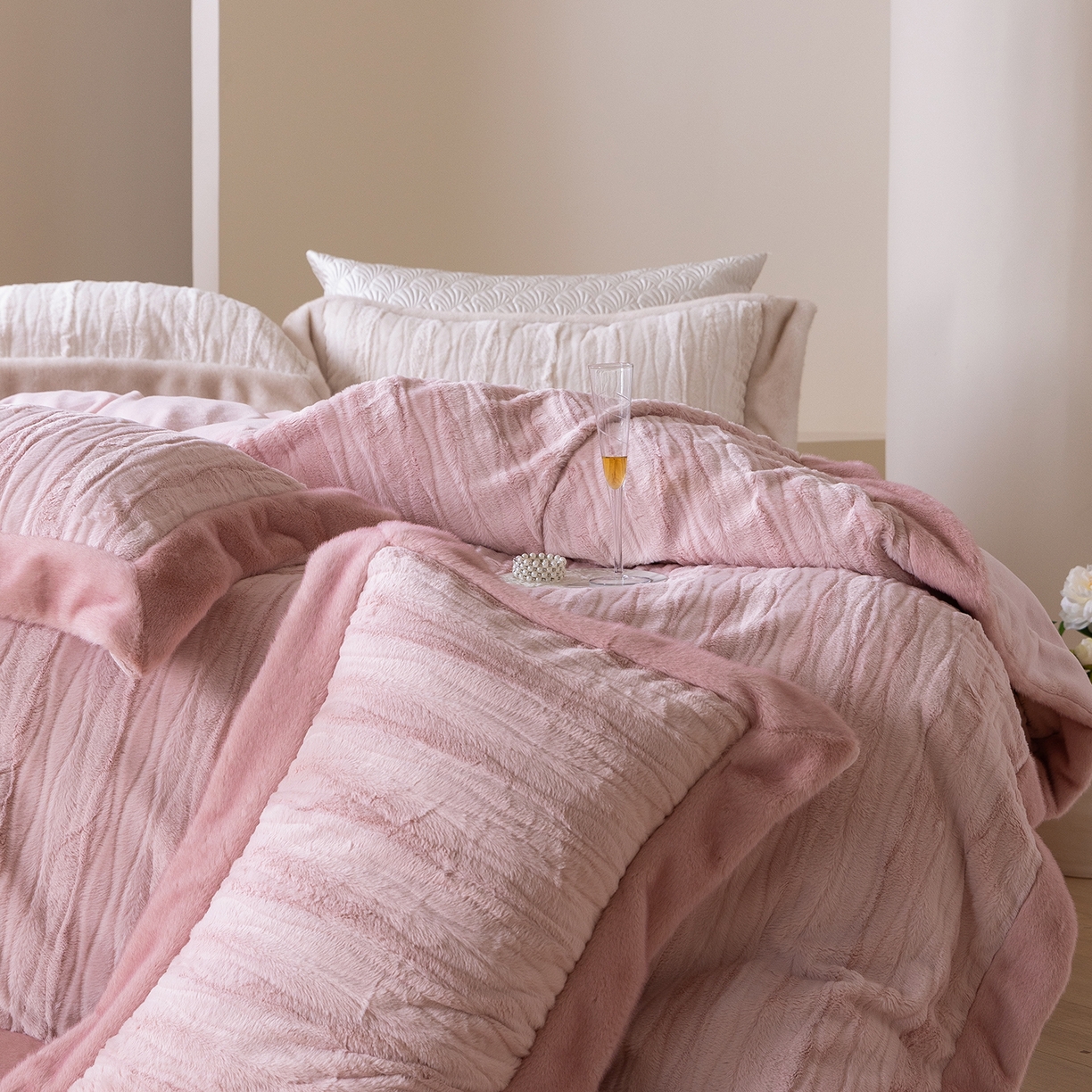 91家纺网 家纺一手货源 找家纺 佳汐蓝家纺 2025新款压花牛奶绒四件套-璀璨人生 控价：券后不低于438 璀璨人生-粉色