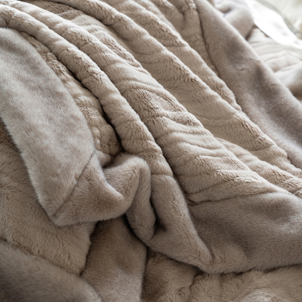 91家纺网 家纺一手货源 找家纺 佳汐蓝家纺 2025新款压花牛奶绒四件套-璀璨人生 控价：券后不低于438 璀璨人生-咖色