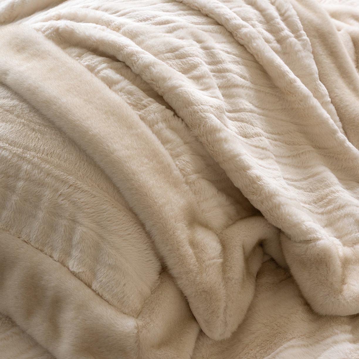 91家纺网 家纺一手货源 找家纺 佳汐蓝家纺 2025新款压花牛奶绒四件套-璀璨人生 控价：券后不低于438 璀璨人生-米白色