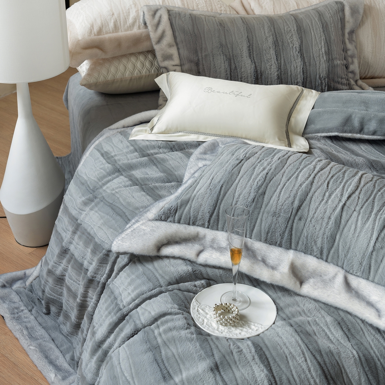 91家纺网 家纺一手货源 找家纺 佳汐蓝家纺 2025新款压花牛奶绒四件套-璀璨人生 控价：券后不低于438 璀璨人生-蓝灰色