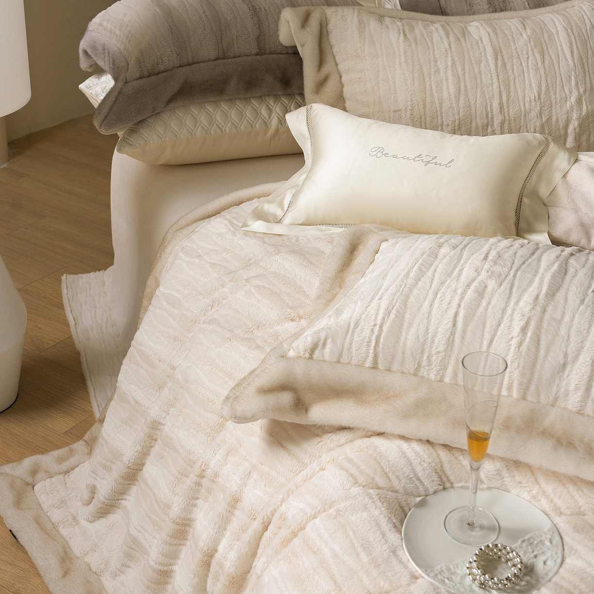 91家纺网 家纺一手货源 找家纺 佳汐蓝家纺 2025新款压花牛奶绒四件套-璀璨人生 控价：券后不低于438 璀璨人生-米白色