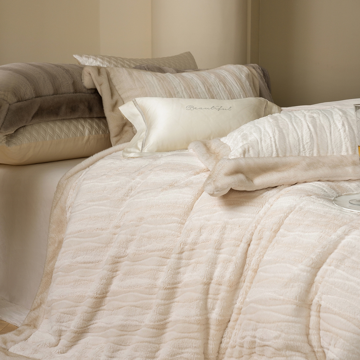 91家纺网 家纺一手货源 找家纺 佳汐蓝家纺 2025新款压花牛奶绒四件套-璀璨人生 控价：券后不低于438 璀璨人生-米白色