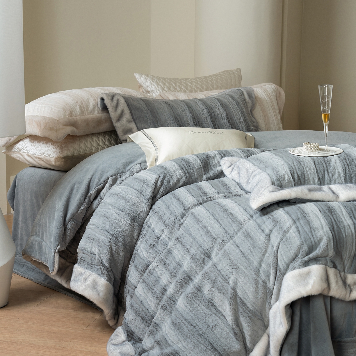 91家纺网 家纺一手货源 找家纺 佳汐蓝家纺 2025新款压花牛奶绒四件套-璀璨人生 控价：券后不低于438 璀璨人生-蓝灰色