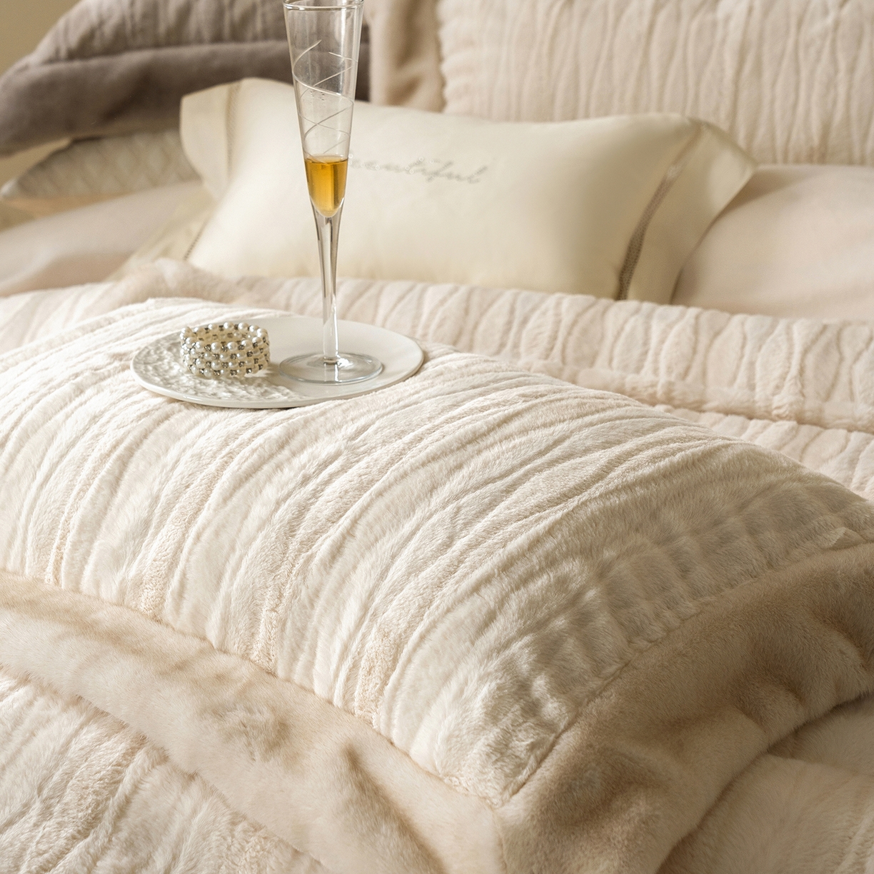 91家纺网 家纺一手货源 找家纺 佳汐蓝家纺 2025新款压花牛奶绒四件套-璀璨人生 控价：券后不低于438 璀璨人生-米白色