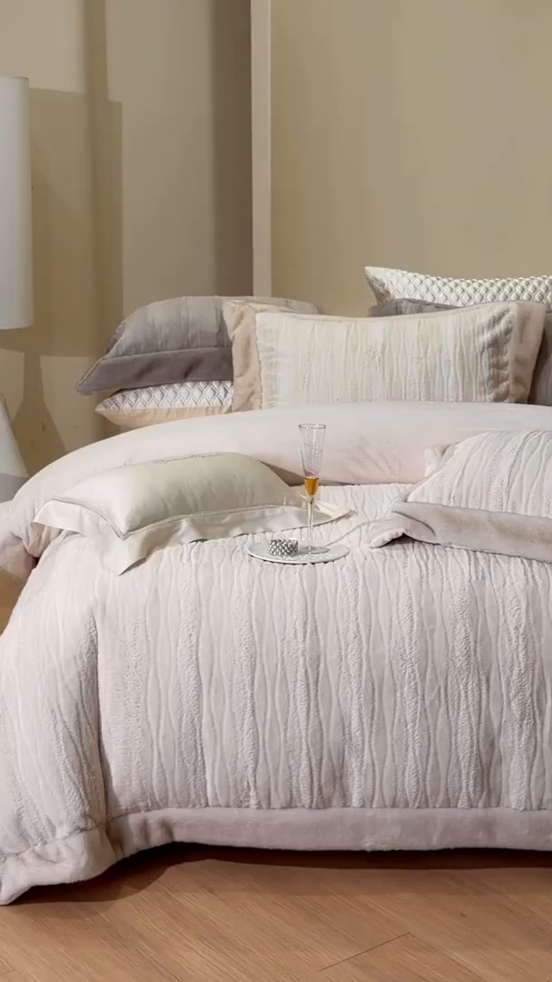 91家纺网 家纺一手货源 找家纺 佳汐蓝家纺 2025新款压花牛奶绒四件套-璀璨人生 控价：券后不低于438 璀璨人生-米白色