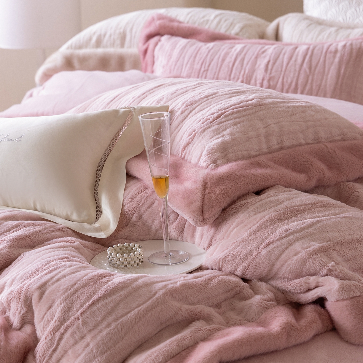 91家纺网 家纺一手货源 找家纺 佳汐蓝家纺 2025新款压花牛奶绒四件套-璀璨人生 控价：券后不低于438 璀璨人生-粉色