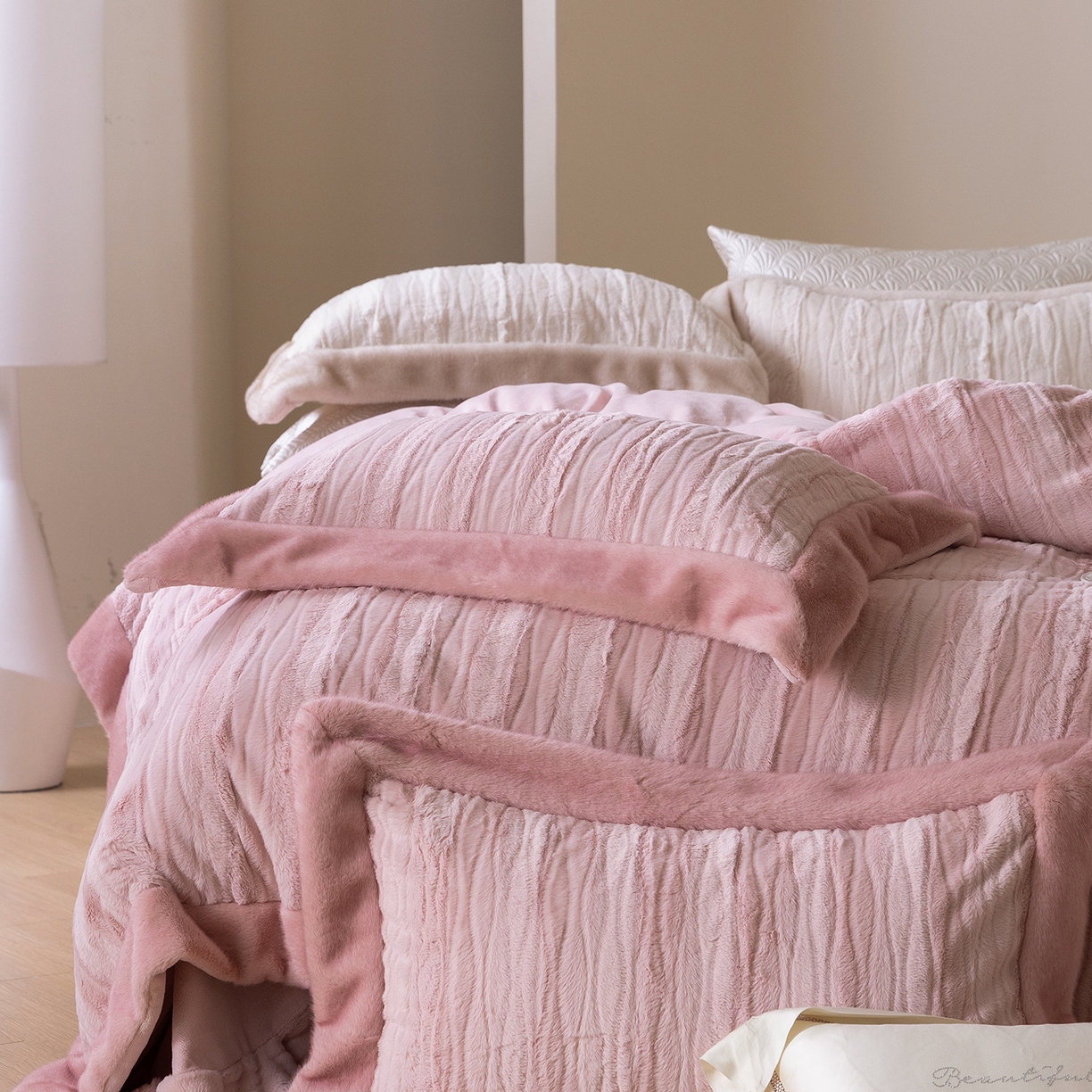 91家纺网 家纺一手货源 找家纺 佳汐蓝家纺 2025新款压花牛奶绒四件套-璀璨人生 控价：券后不低于438 璀璨人生-粉色