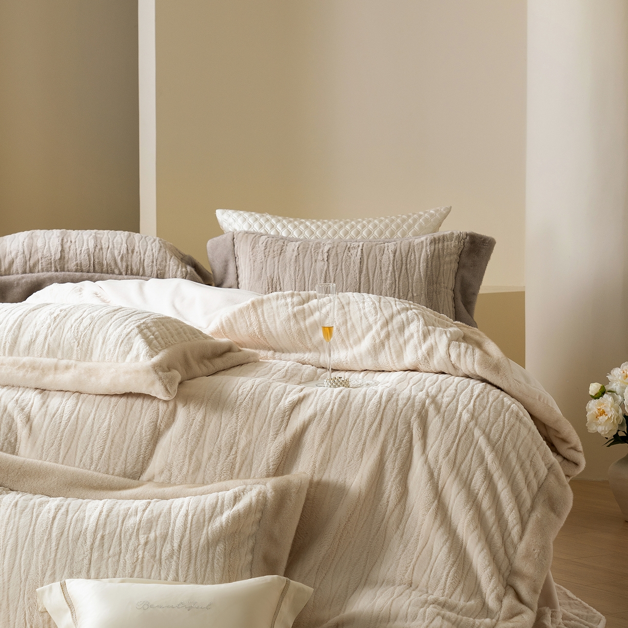 91家纺网 家纺一手货源 找家纺 佳汐蓝家纺 2025新款压花牛奶绒四件套-璀璨人生 控价：券后不低于438 璀璨人生-米白色