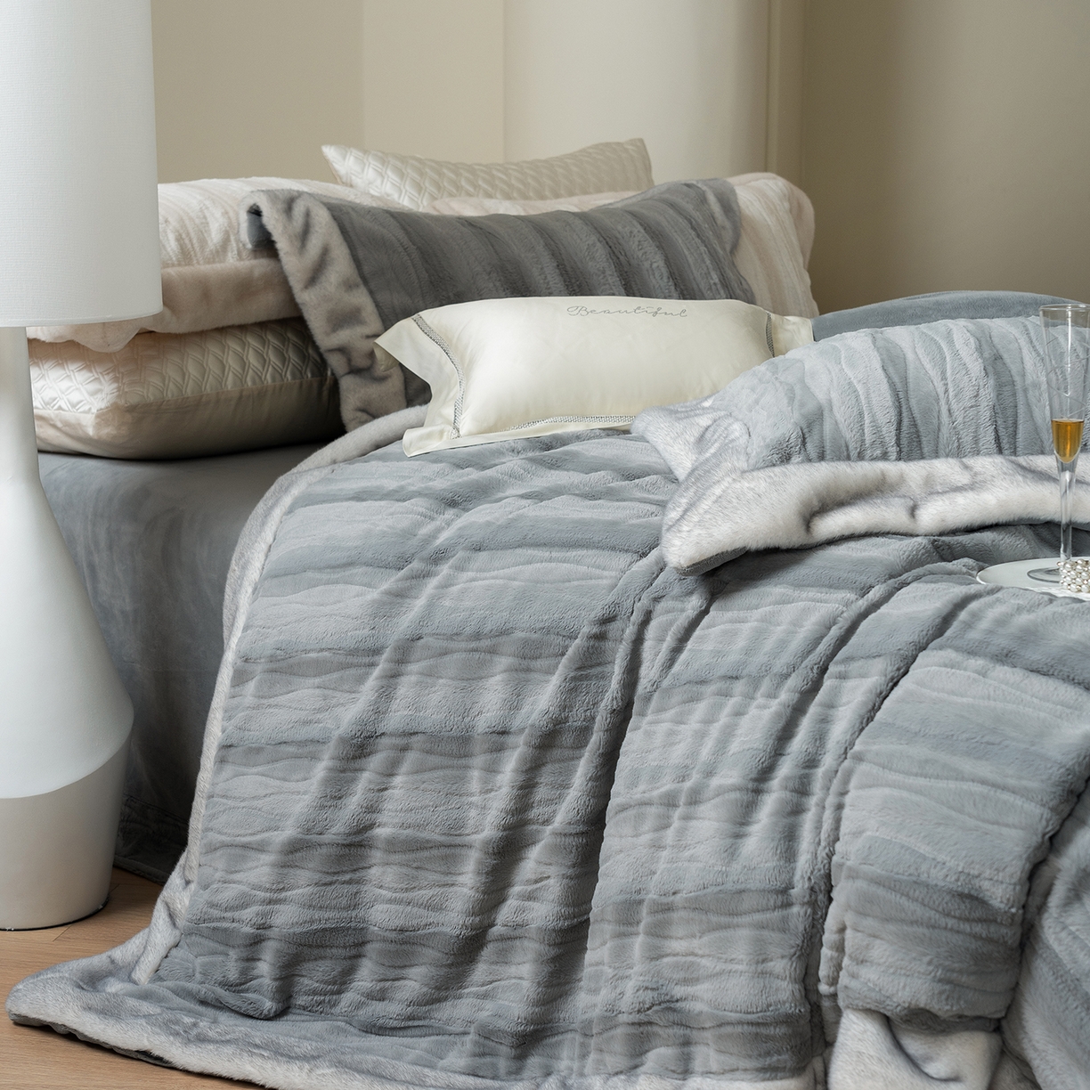 91家纺网 家纺一手货源 找家纺 佳汐蓝家纺 2025新款压花牛奶绒四件套-璀璨人生 控价：券后不低于438 璀璨人生-蓝灰色