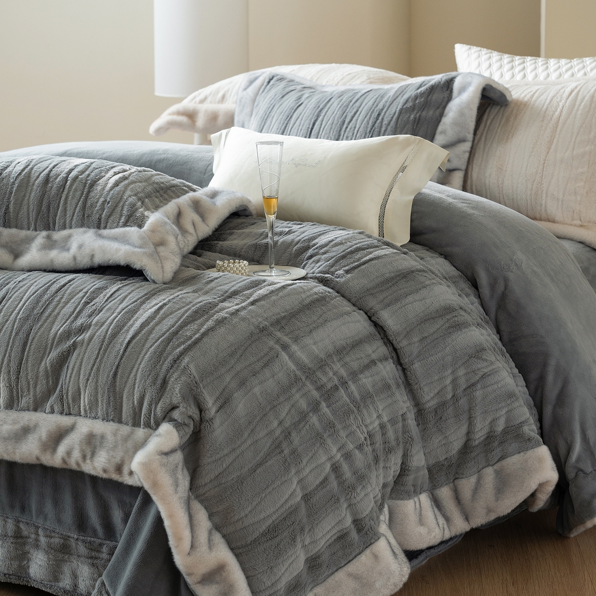 91家纺网 家纺一手货源 找家纺 佳汐蓝家纺 2025新款压花牛奶绒四件套-璀璨人生 控价：券后不低于438 璀璨人生-蓝灰色