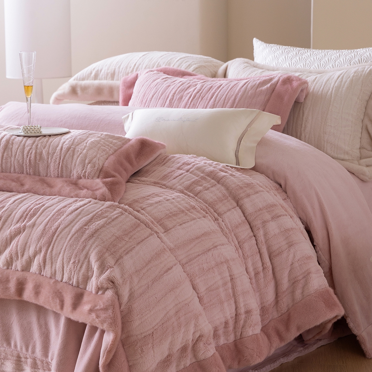 91家纺网 家纺一手货源 找家纺 （总）佳汐蓝家纺 2025新款压花牛奶绒四件套-璀璨人生 控价：券后不低于438