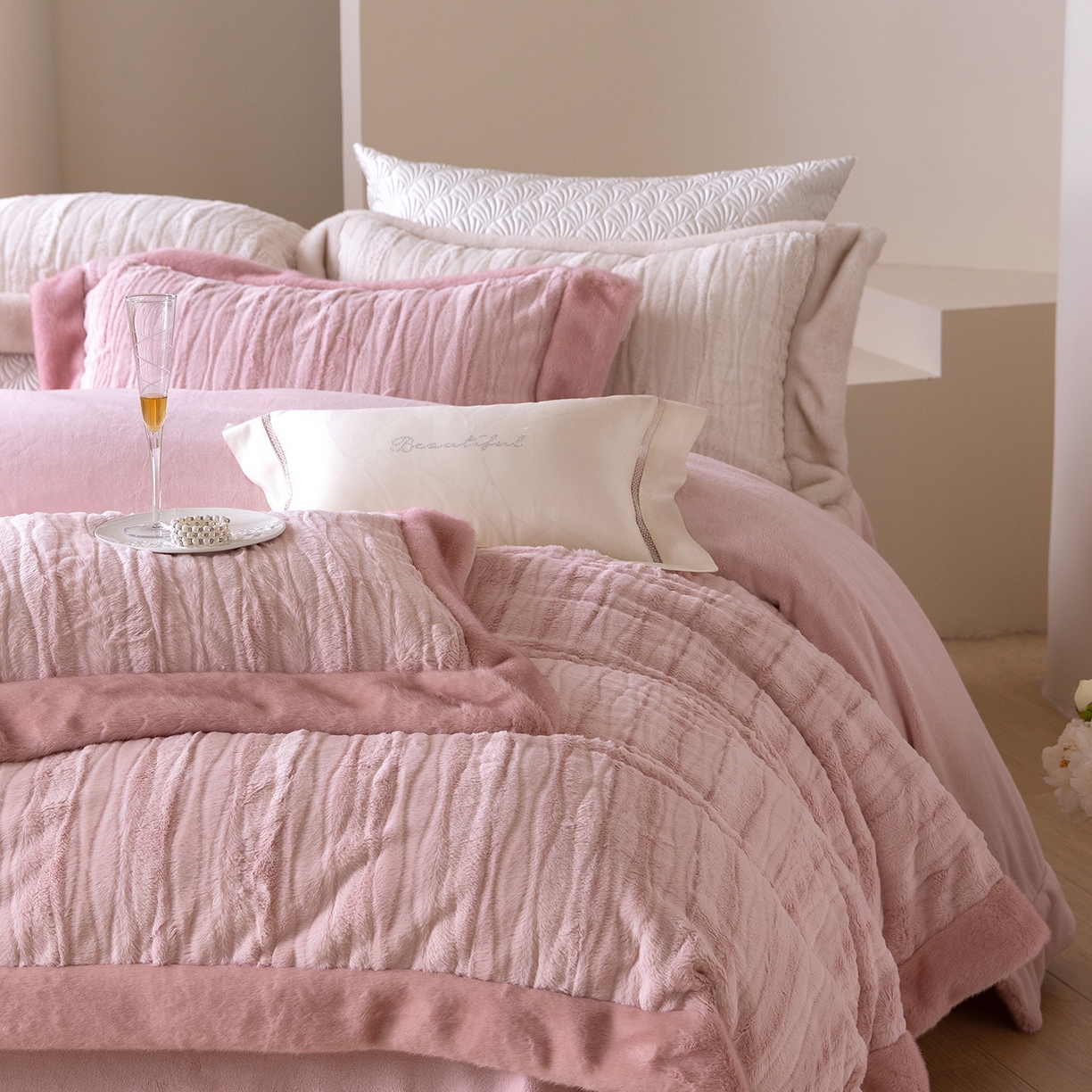 91家纺网 家纺一手货源 找家纺 佳汐蓝家纺 2025新款压花牛奶绒四件套-璀璨人生 控价：券后不低于438 璀璨人生-粉色