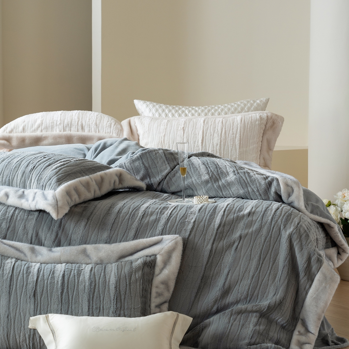 91家纺网 家纺一手货源 找家纺 佳汐蓝家纺 2025新款压花牛奶绒四件套-璀璨人生 控价：券后不低于438 璀璨人生-蓝灰色