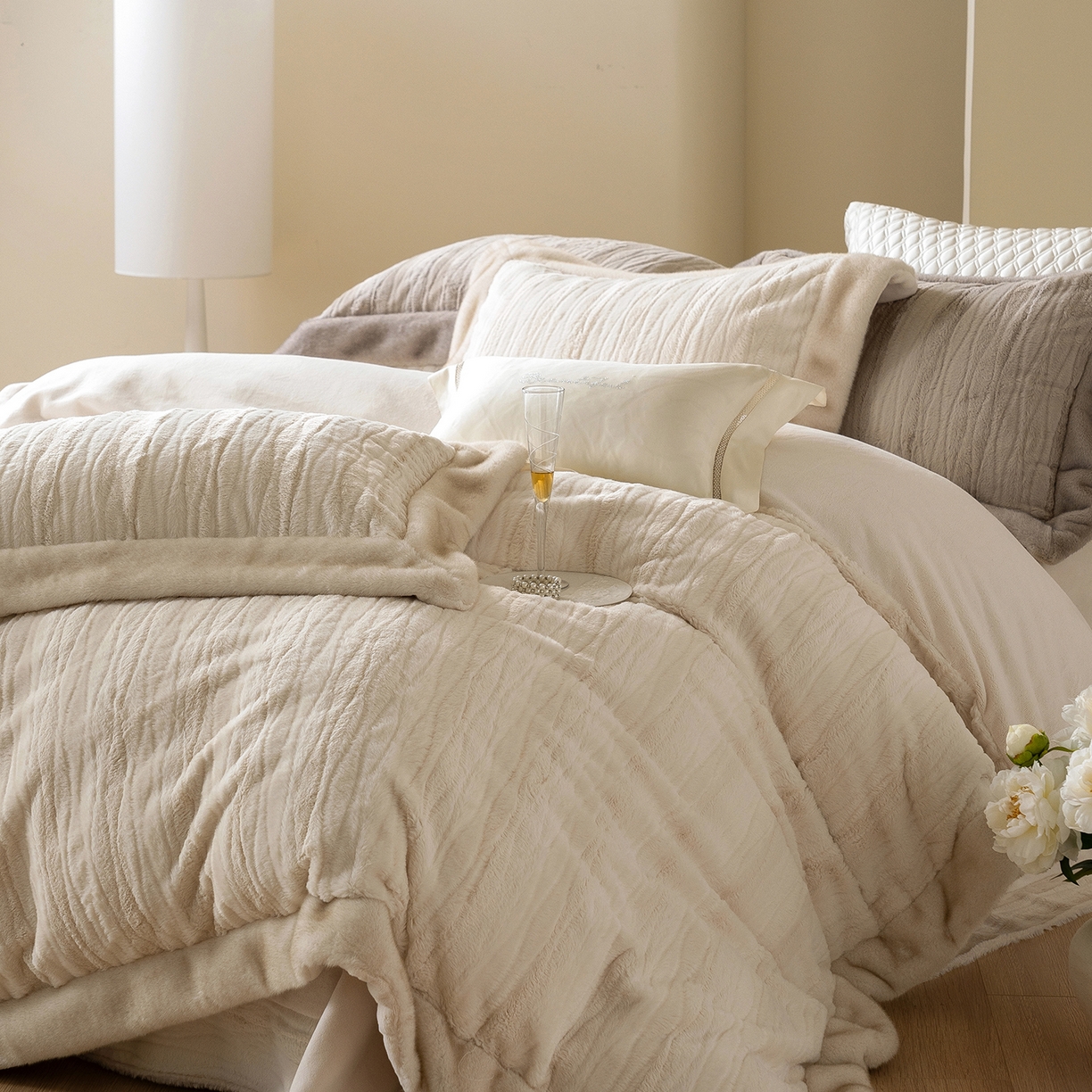 91家纺网 家纺一手货源 找家纺 佳汐蓝家纺 2025新款压花牛奶绒四件套-璀璨人生 控价：券后不低于438 璀璨人生-米白色