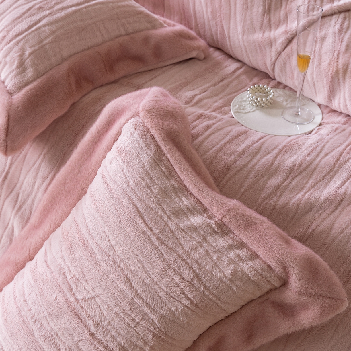 91家纺网 家纺一手货源 找家纺 佳汐蓝家纺 2025新款压花牛奶绒四件套-璀璨人生 控价：券后不低于438 璀璨人生-粉色