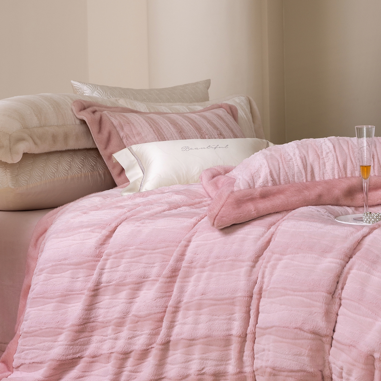 91家纺网 家纺一手货源 找家纺 佳汐蓝家纺 2025新款压花牛奶绒四件套-璀璨人生 控价：券后不低于438 璀璨人生-粉色