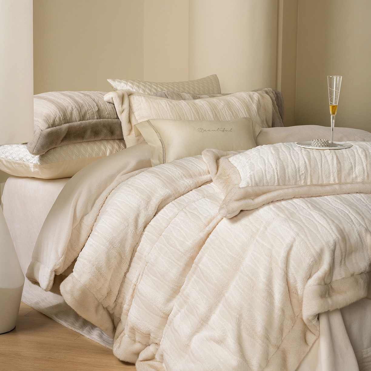 91家纺网 家纺一手货源 找家纺 佳汐蓝家纺 2025新款压花牛奶绒四件套-璀璨人生 控价：券后不低于438 璀璨人生-米白色