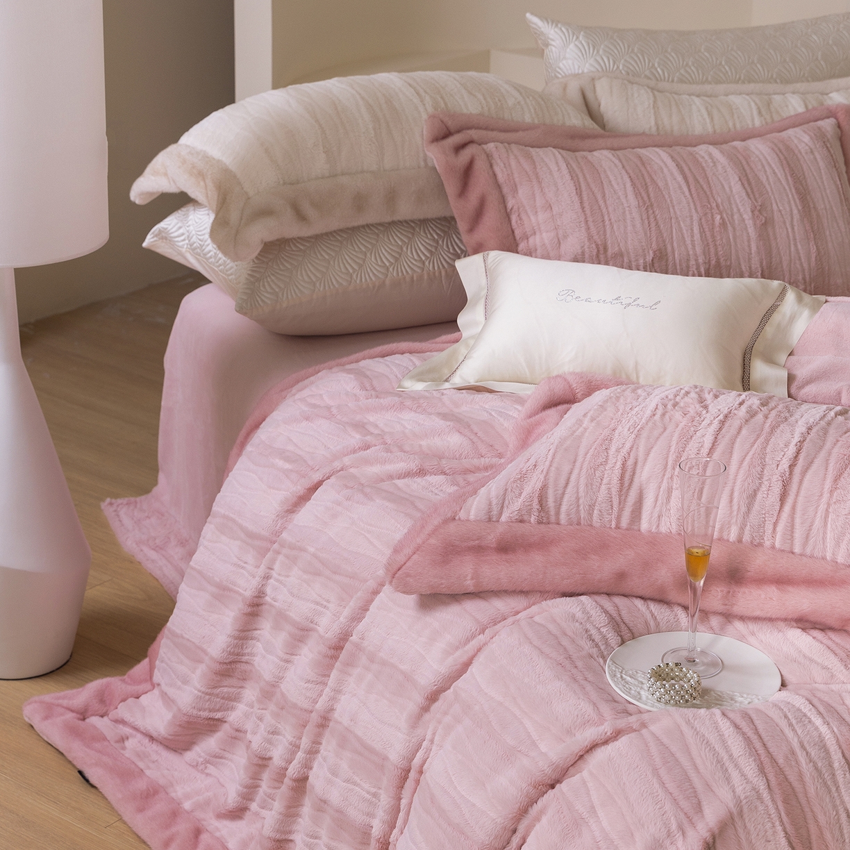 91家纺网 家纺一手货源 找家纺 （总）佳汐蓝家纺 2025新款压花牛奶绒四件套-璀璨人生 控价：券后不低于438