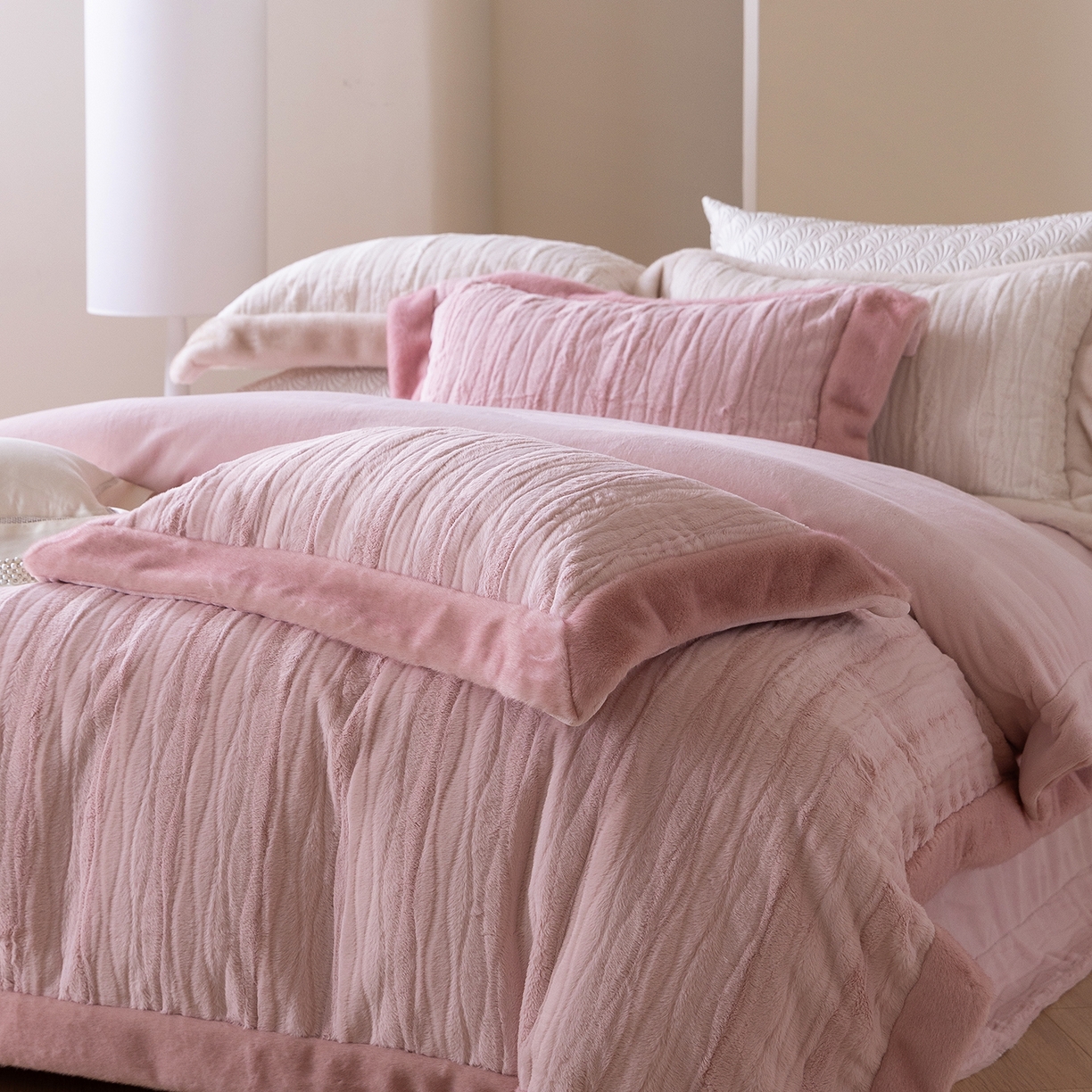 91家纺网 家纺一手货源 找家纺 佳汐蓝家纺 2025新款压花牛奶绒四件套-璀璨人生 控价：券后不低于438 璀璨人生-粉色