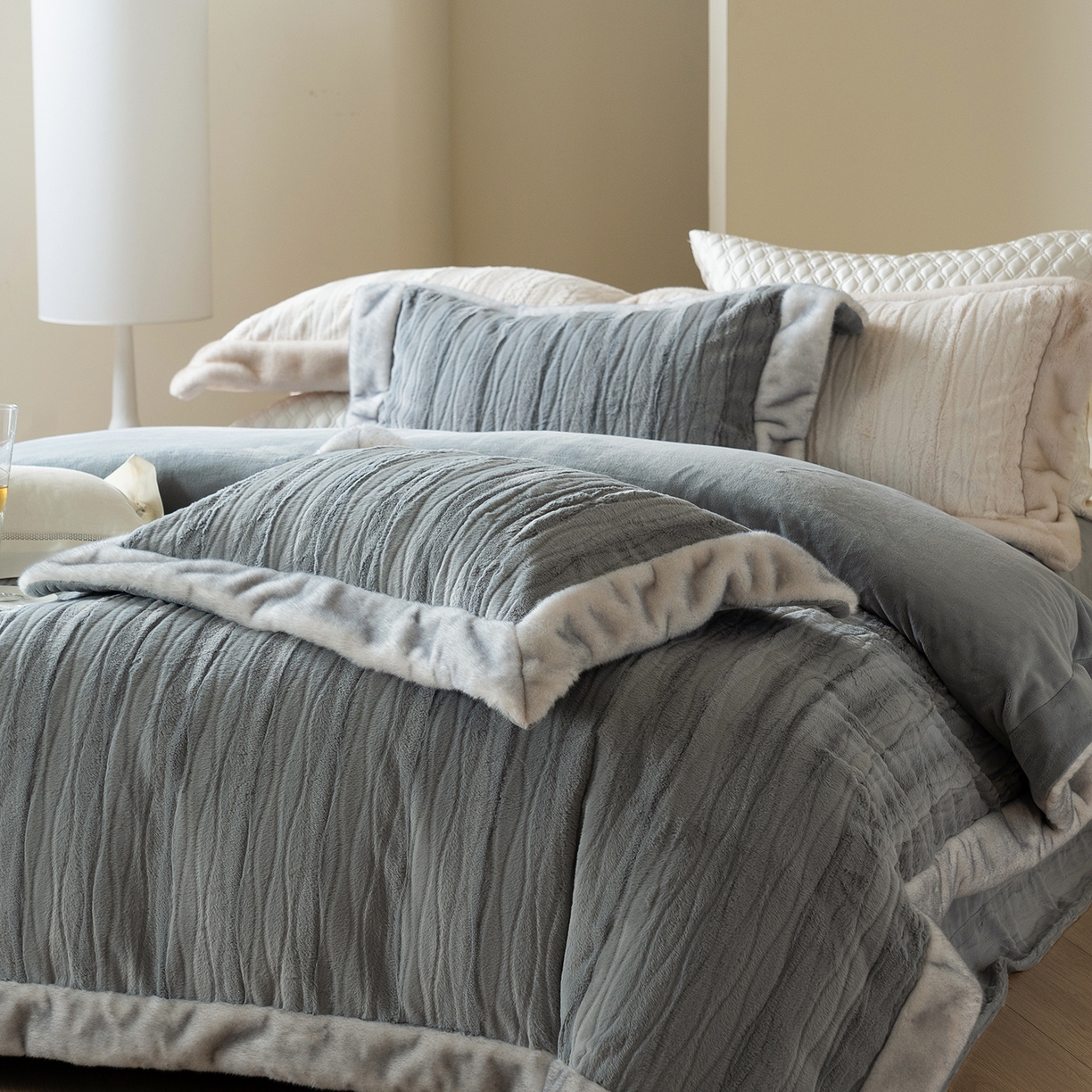 91家纺网 家纺一手货源 找家纺 佳汐蓝家纺 2025新款压花牛奶绒四件套-璀璨人生 控价：券后不低于438 璀璨人生-蓝灰色