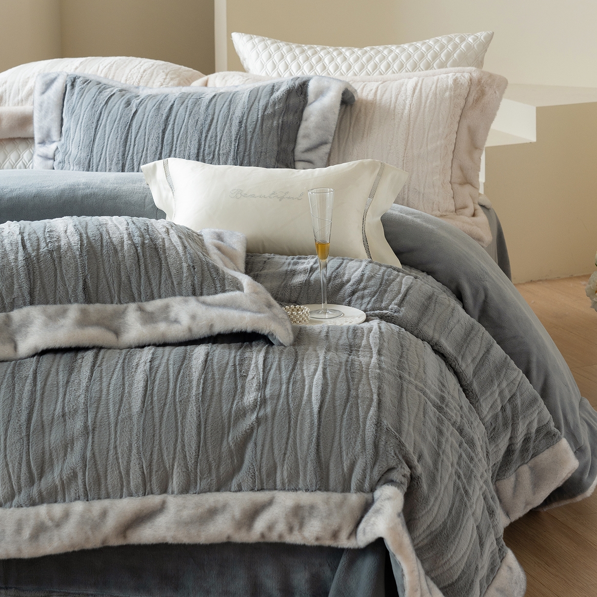 91家纺网 家纺一手货源 找家纺 佳汐蓝家纺 2025新款压花牛奶绒四件套-璀璨人生 控价：券后不低于438 璀璨人生-蓝灰色