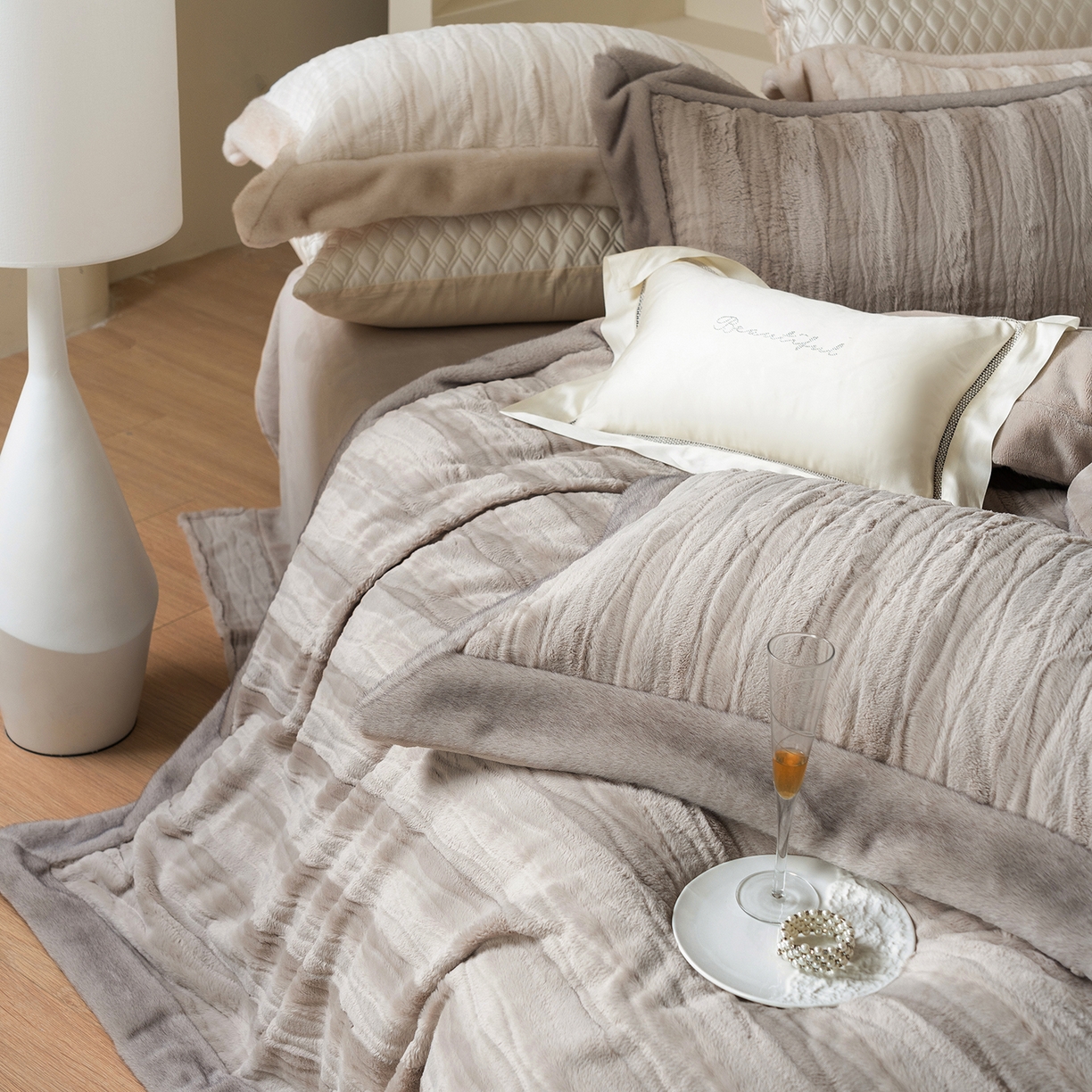 91家纺网 家纺一手货源 找家纺 佳汐蓝家纺 2025新款压花牛奶绒四件套-璀璨人生 控价：券后不低于438 璀璨人生-咖色