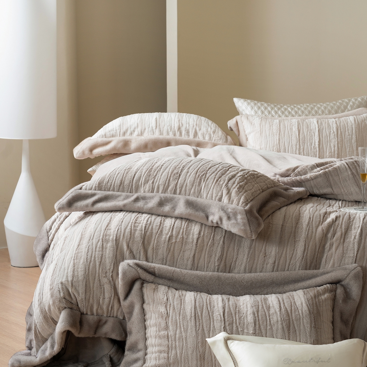 91家纺网 家纺一手货源 找家纺 佳汐蓝家纺 2025新款压花牛奶绒四件套-璀璨人生 控价：券后不低于438 璀璨人生-咖色