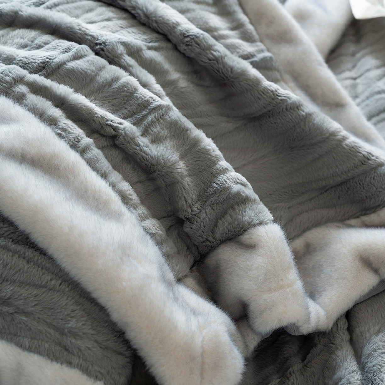 91家纺网 家纺一手货源 找家纺 佳汐蓝家纺 2025新款压花牛奶绒四件套-璀璨人生 控价：券后不低于438 璀璨人生-蓝灰色