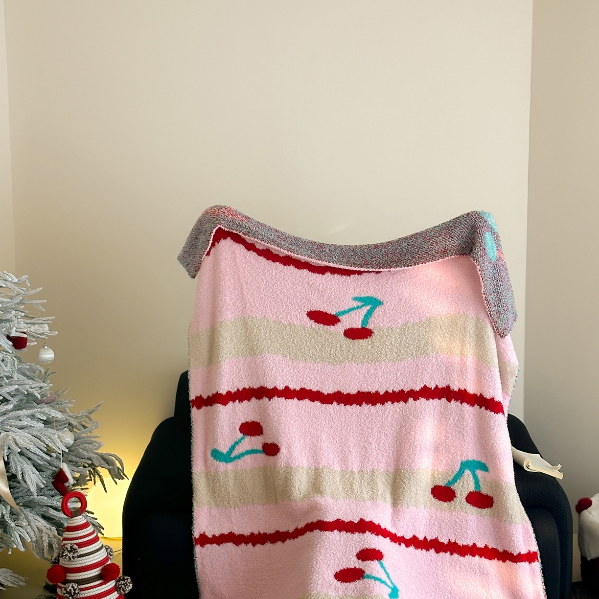 91家纺网 家纺一手货源 找家纺 觅糖家纺 2025新款圣诞限定暖绒盖毯 粉樱日记