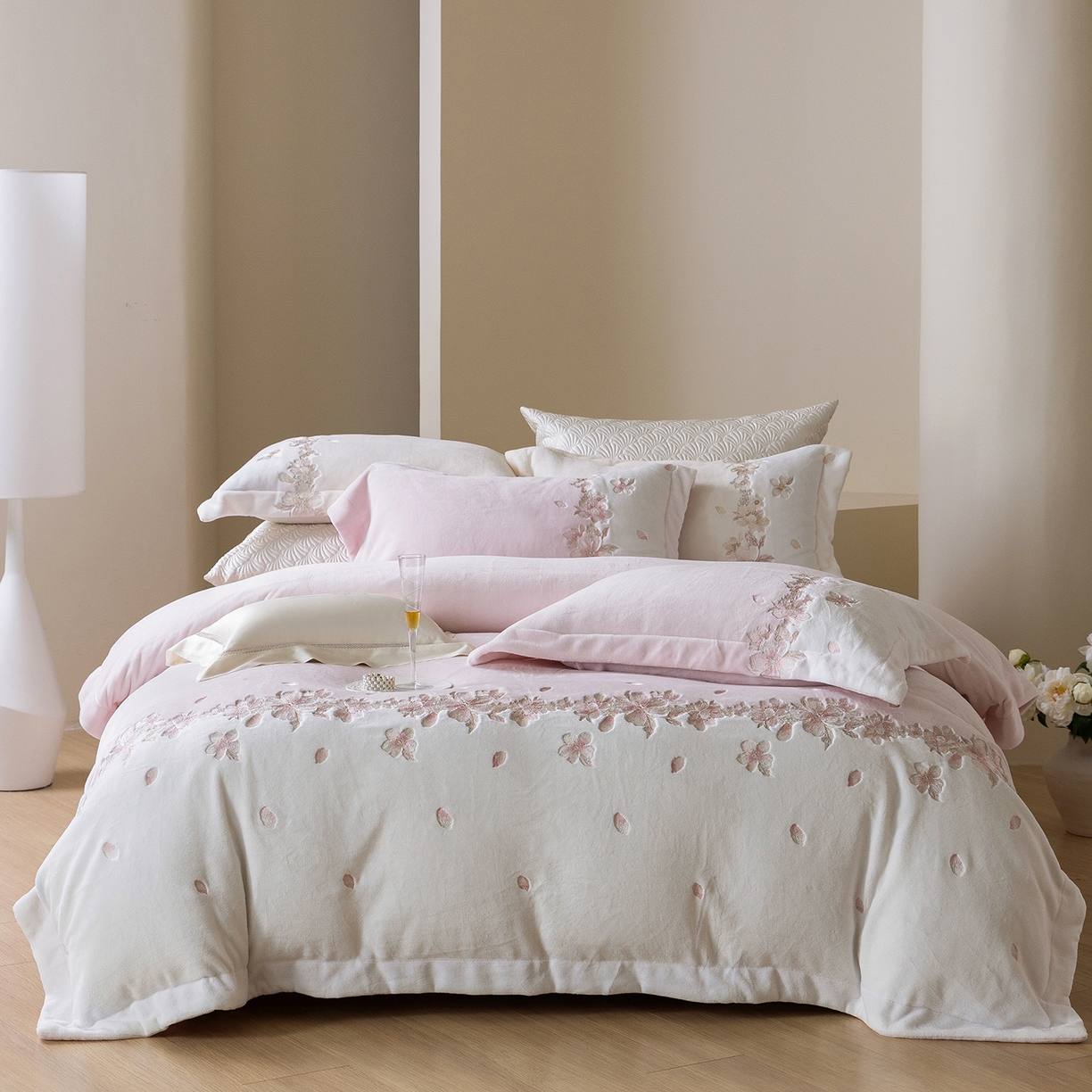 91家纺网 家纺一手货源 找家纺 （总）佳汐蓝家纺 2025新款双色拼接刺绣全消光牛奶绒四件套-花沐语 控价：券后不低于398