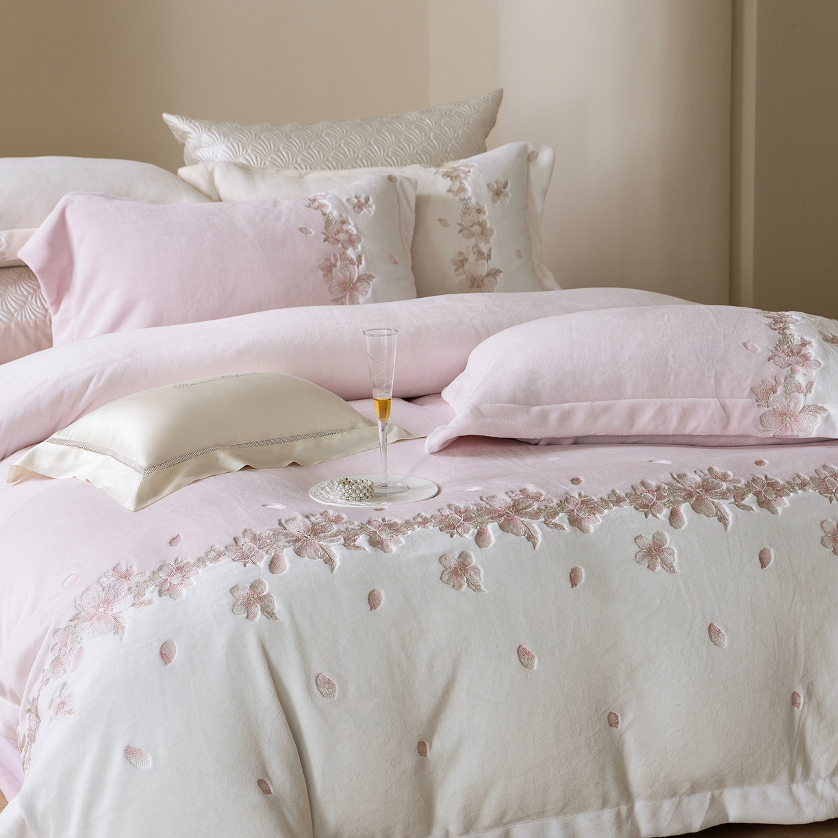 91家纺网 家纺一手货源 找家纺 （总）佳汐蓝家纺 2025新款双色拼接刺绣全消光牛奶绒四件套-花沐语 控价：券后不低于398