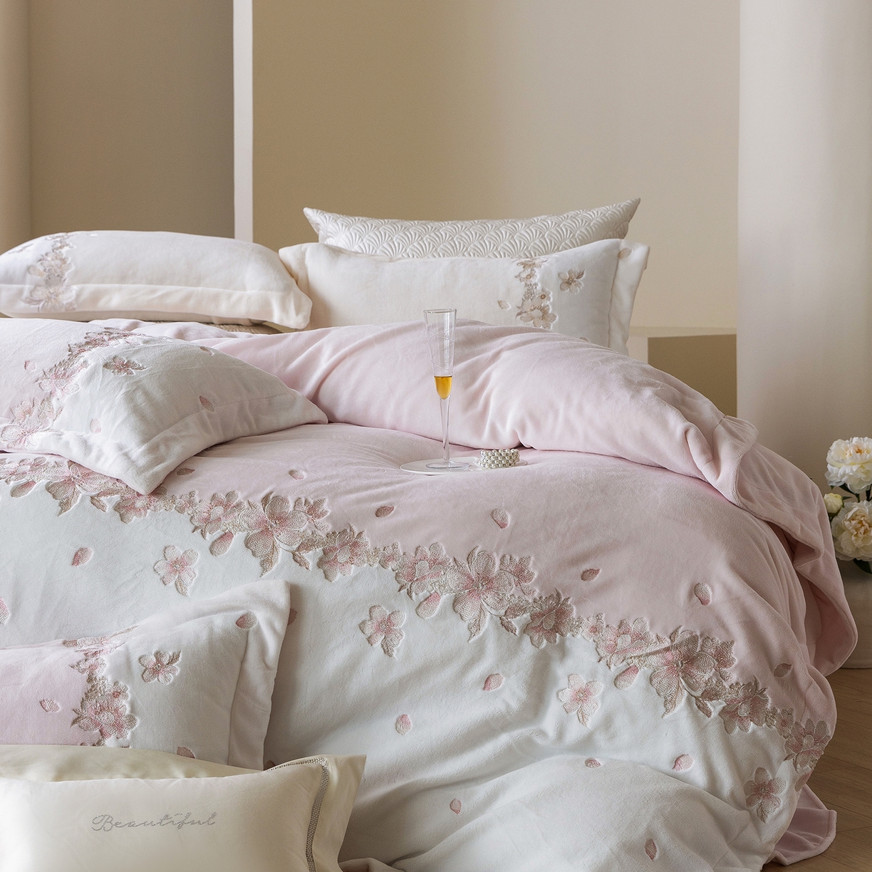 91家纺网 家纺一手货源 找家纺 佳汐蓝家纺 2025新款双色拼接刺绣全消光牛奶绒四件套-花沐语 控价：券后不低于398 绒 花沐语-粉色