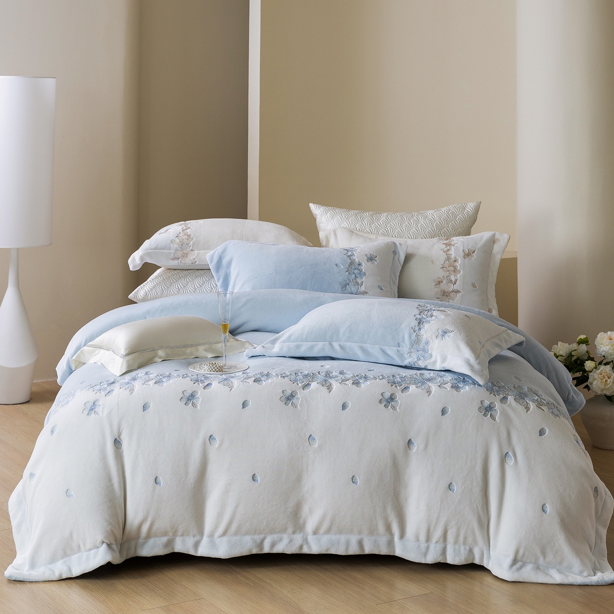 佳汐蓝家纺 2025新款双色拼接刺绣全消光牛奶绒四件套-花沐语 控价：券后不低于398 绒 花沐语-蓝色