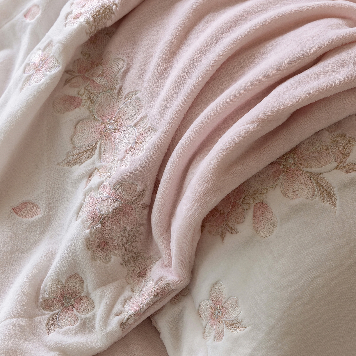 91家纺网 家纺一手货源 找家纺 （总）佳汐蓝家纺 2025新款双色拼接刺绣全消光牛奶绒四件套-花沐语 控价：券后不低于398