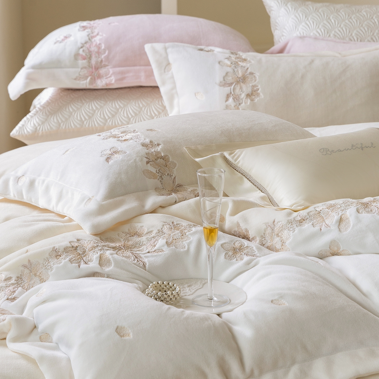 91家纺网 家纺一手货源 找家纺 佳汐蓝家纺 2025新款双色拼接刺绣全消光牛奶绒四件套-花沐语 控价：券后不低于398 绒 花沐语-米白